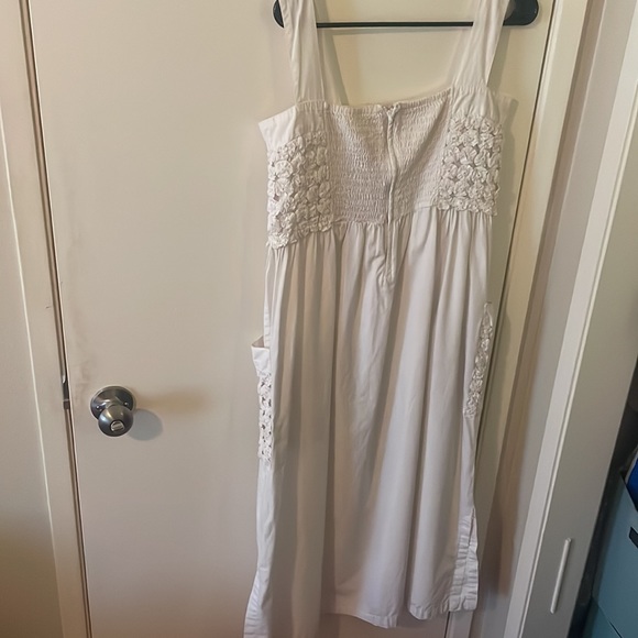 White beach dress with flower top and pockets - Picture 6 of 8
